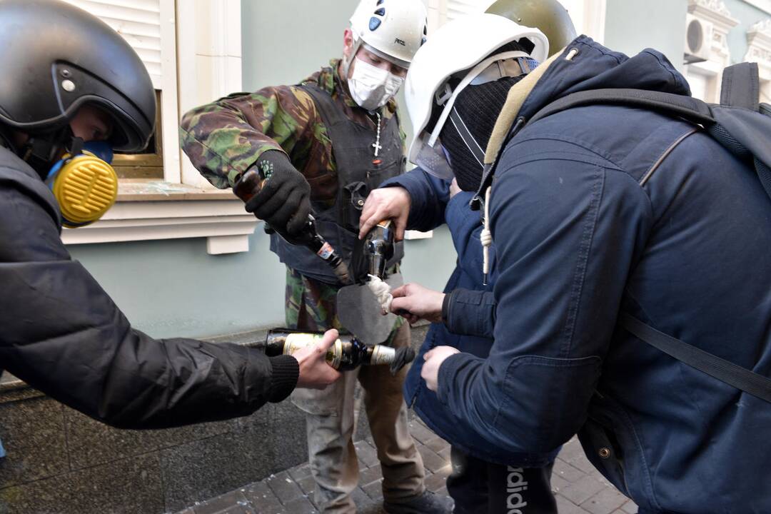 Demonstrantai išliejo savo pyktį ant V.Janukovyčiaus partijos, kai susirėmimai su milicijos pajėgomis įsiplieskė prie netoliese esančio parlamento pastato.