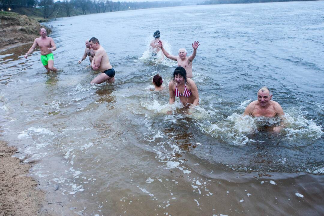 Sveikuoliai metus pradėjo maudynėmis Nemune