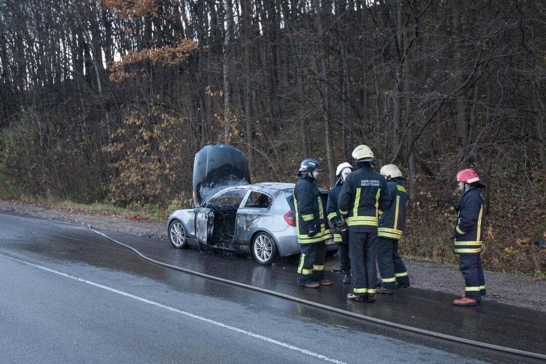 Užsiliepsnojęs BMW