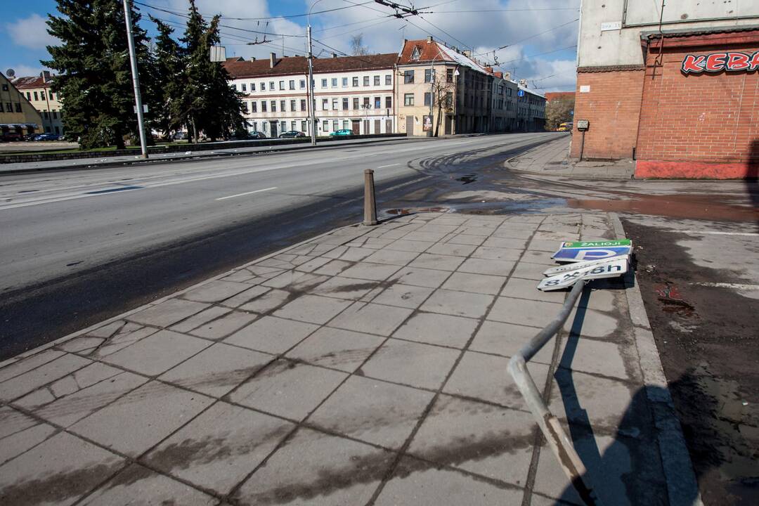 Nuverstas kelio ženklas Šv. Gertrūdos gatvėje