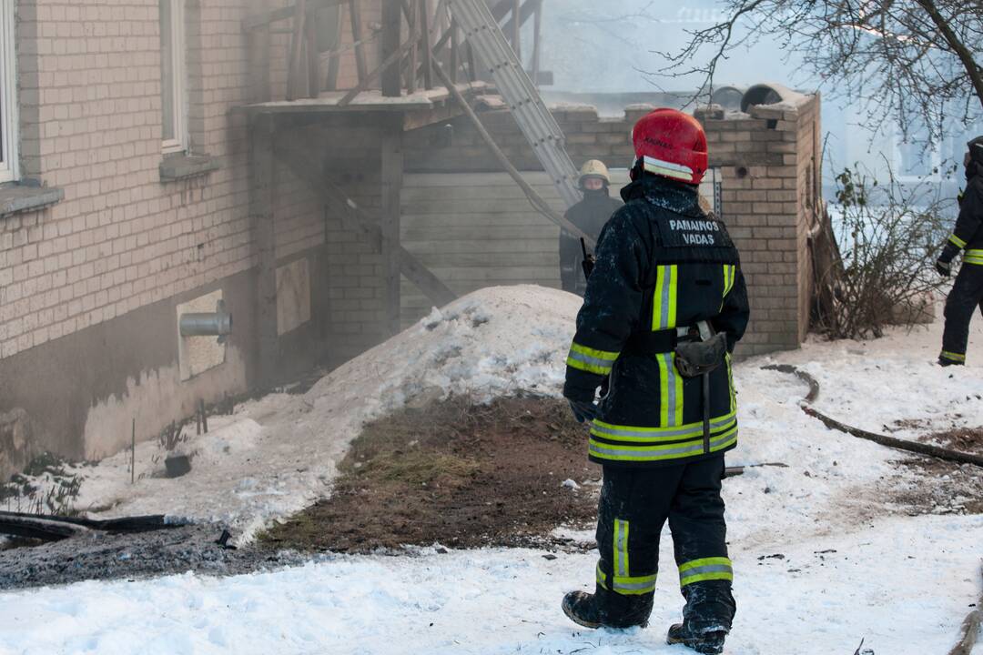 Marių g. užsiliepsnojo dviaukštis namas