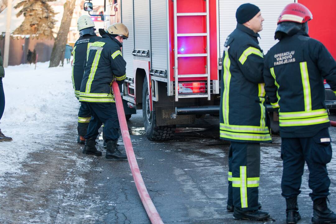 Marių g. užsiliepsnojo dviaukštis namas