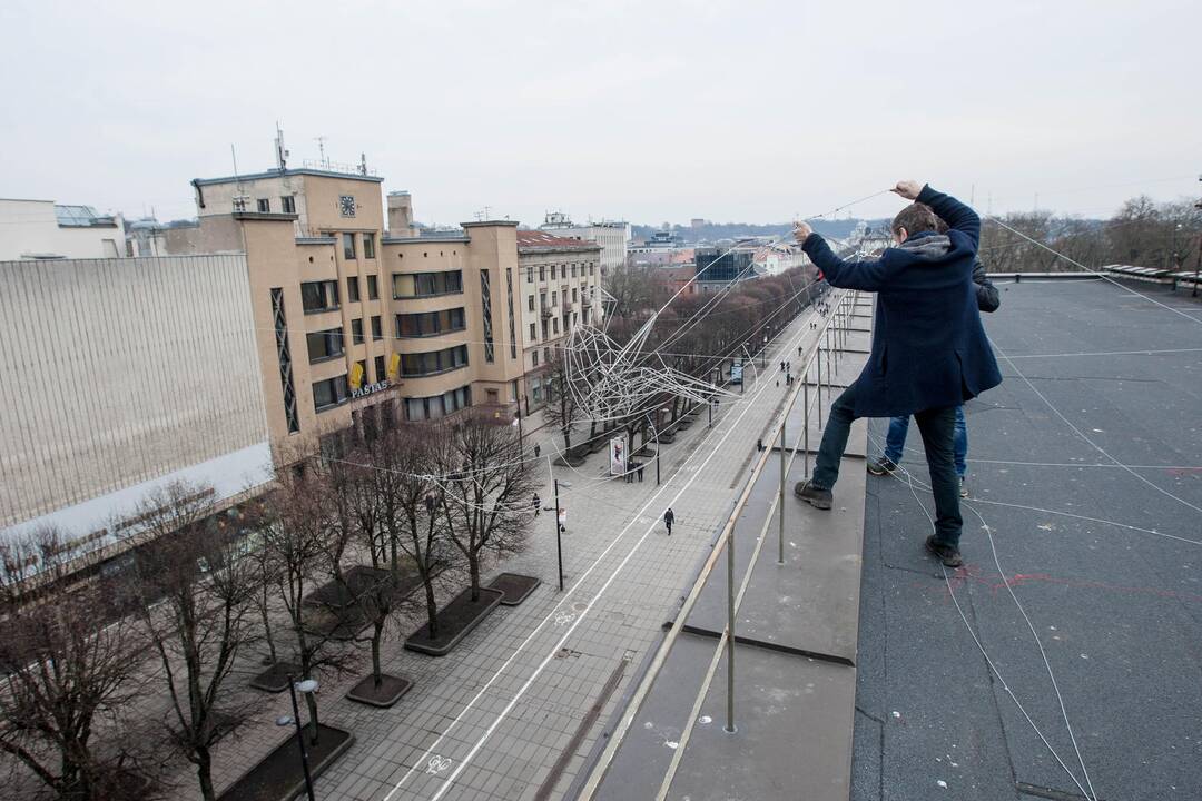 Virš Laisvės alėjos pakibo valtis