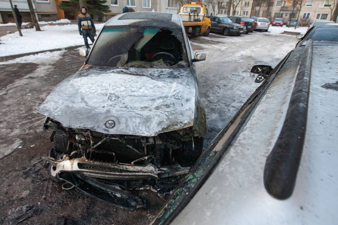 Apdegė du automobiliai V.Landsbergio-Žemkalnio g.