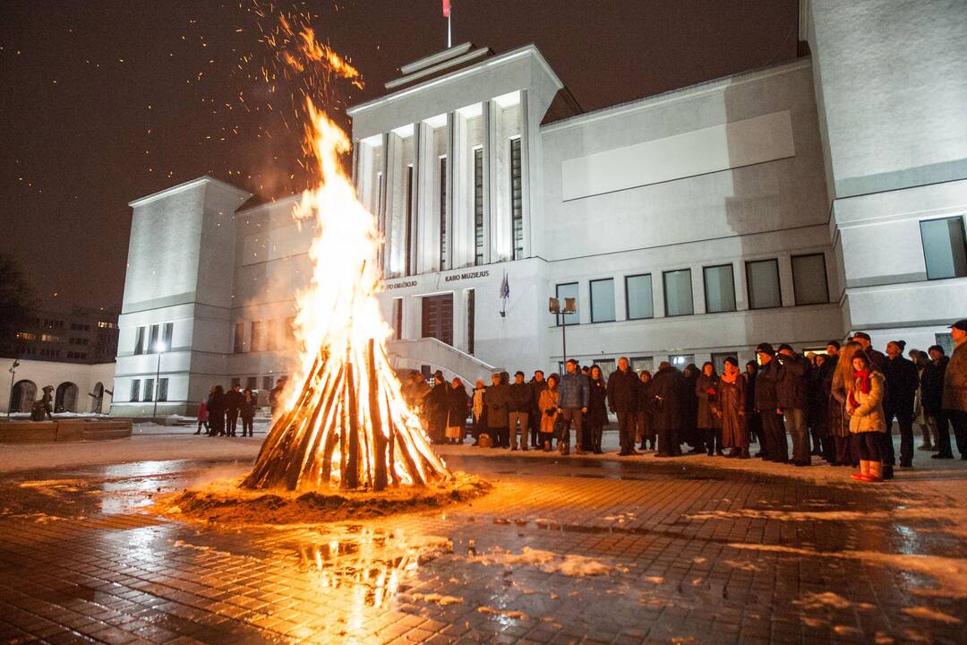 Laisvės laužai Karo muziejaus sodelyje