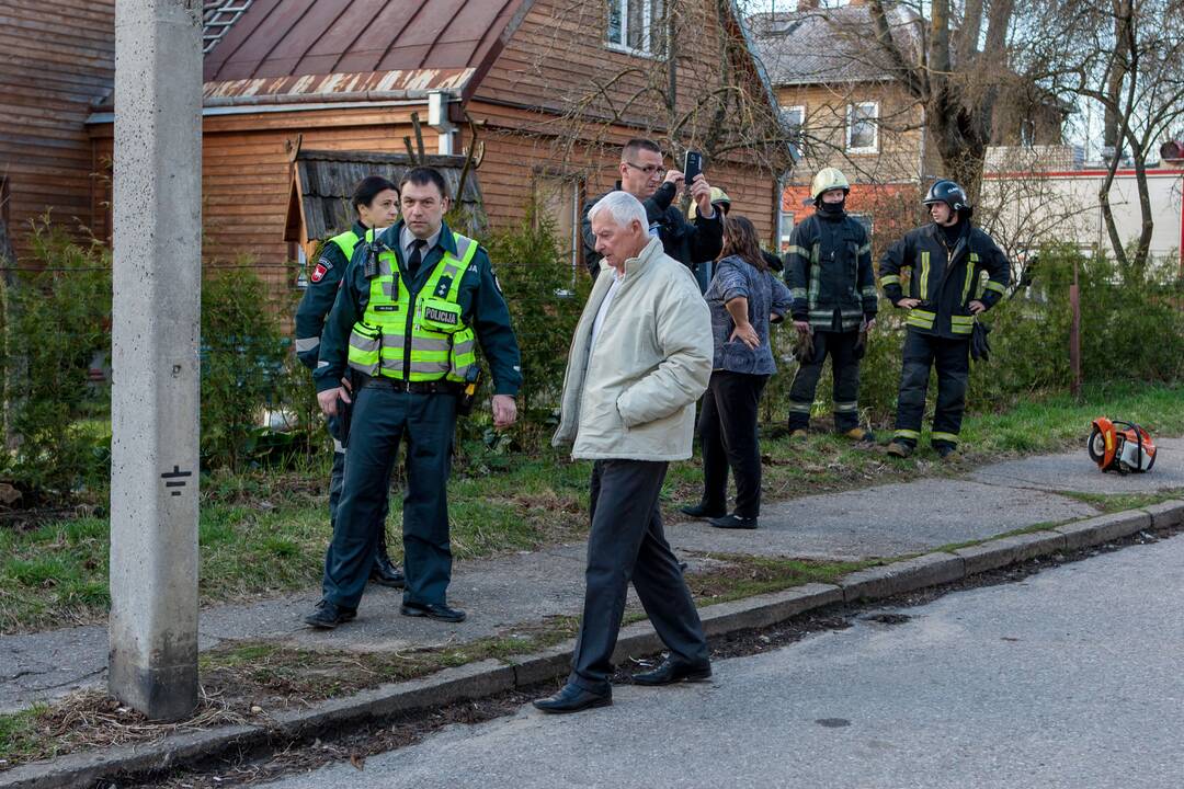 Šakių gatvėje nuo namo nukrito balkonas