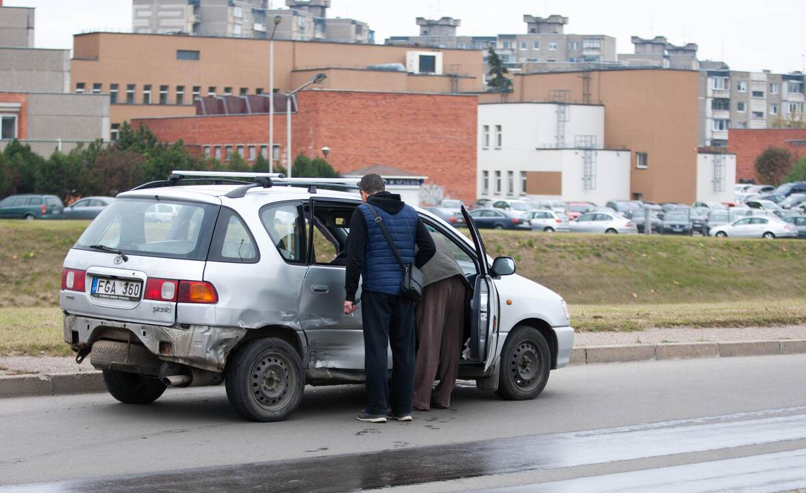 Po susidūrimo „Toyota“ nuvirto ant šono