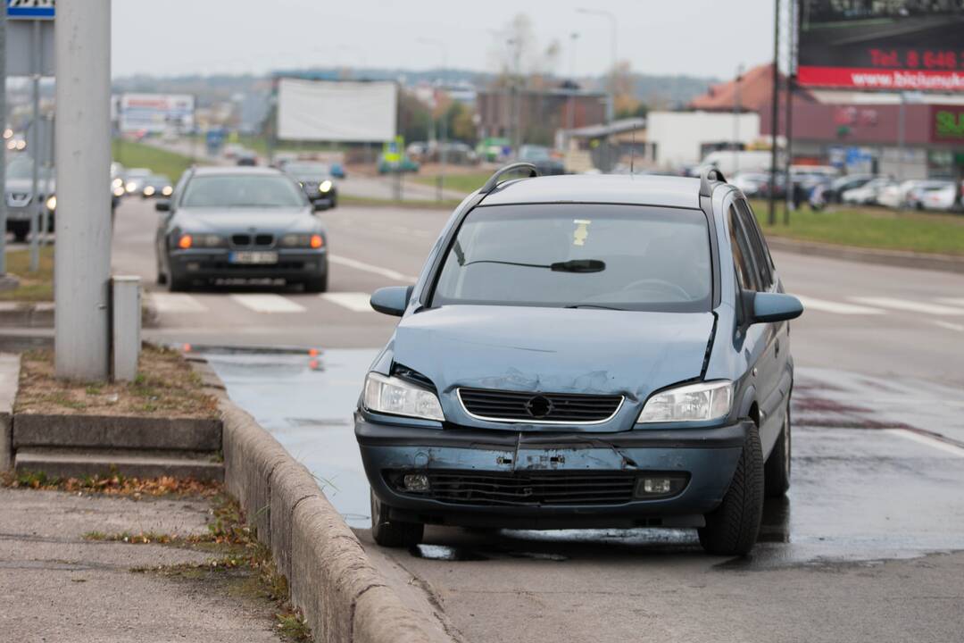 Po susidūrimo „Toyota“ nuvirto ant šono