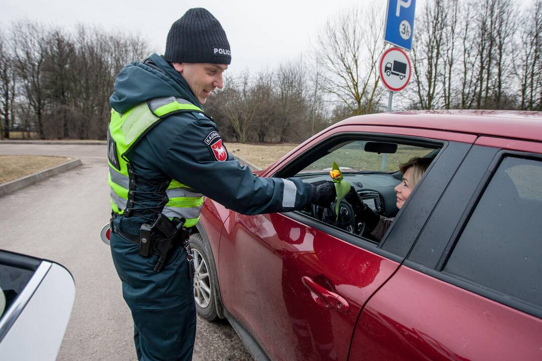 Kauno policija sveikino moteris