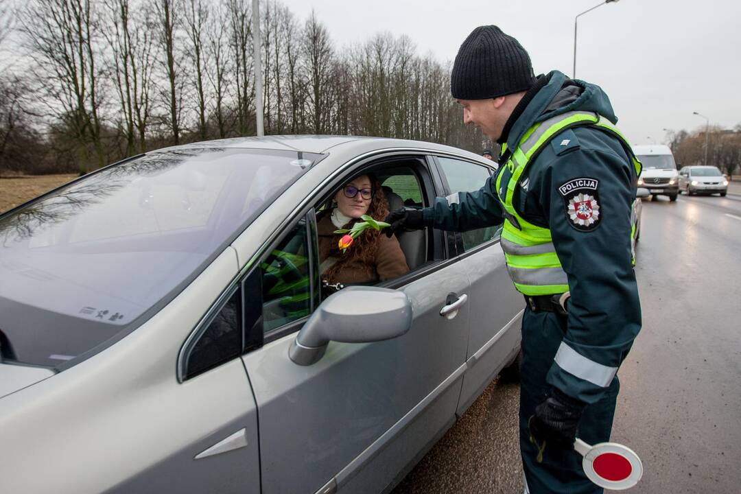 Kauno policija sveikino moteris