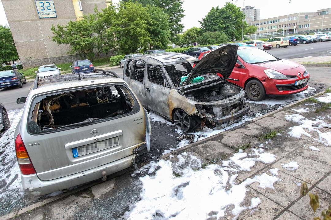 Šarkuvos g. sudegė du automobiliai