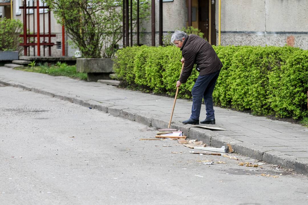 Pro daugiabučio langą išmėtyti daiktai