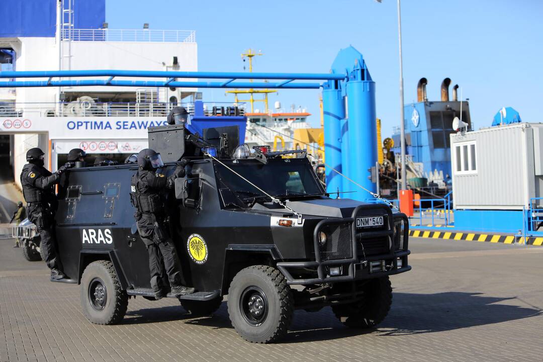 Policija nusipirko šarvuotą automobilį „Aro“ operacijoms