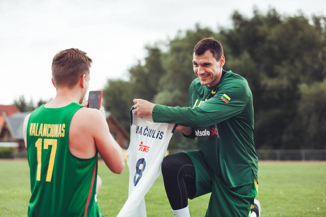 Palangoje varžėsi Lietuvos rinktinės krepšininkai ir futbolininkai 