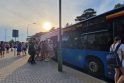 Sausakimša: keleiviai, važiavę iš Melnragės stotelės, vos tilpo į autobusą.