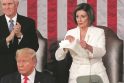 Poelgis: legendinė scena, kurioje priešiškumą D. Trumpui politikos veteranė išreiškė demonstratyviai suplėšydama pokalbio stenogramą.