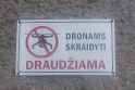 Žvalgai: dronų virš galvų nenori įvairios tarnybos ir privačios bendrovės. Toks užrašas uostamiestyje skelbia, kad dronai nekiltų virš Valstybės saugumo departamento padalinio pastatų.