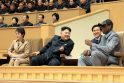  Kim Jong-Unas, jo žmona Ri Sol-Ju (kairėje) ir buvusi JAV krepšinio žvaigždė Dennisas Rodmanas