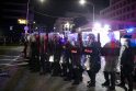 Į pareigūnus prie Seimo paleistas sprogmuo, protestuotojai išvaikyti