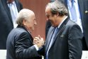 S. Blatteris įtariamas atlikęs „nelojalų mokėjimą“ UEFA vadovui M. Platini