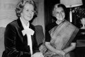 1984 m. trys apsaugoje dirbę sikhų ekstremistai nužudė Indijos premjerę Indira Gandhi (dešinėje)