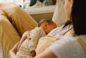 Poveikis: pogimdyminiu laikotarpiu jauna mama pilvo apačioje jaučia maudžiantį skausmą, nes išsiskiria gimdą susitraukti verčiantis hormonas oksitocinas.