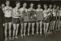 Triumfas: Lietuvos krepšininkai, 1937-ųjų Europos čempionai, su Latvijos prezidento K.Ulmanio padovanotu prizu – sidabrine lėkšte