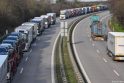 Trikdžiai: dėl nesklandžiai veikiančios Lenkijos kelių mokesčių sistemos &quot;eToll&quot; šios šalies pasienyje buvo nutįsusios sunkvežimių eilės.