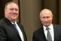Mike'as Pompeo (kairėje) ir Vladimiras Putinas