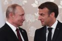 Vladimiras Putinas (kairėje) ir Emmanuelis Macronas