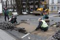 Greitai: didelė dalis trinkelių prie „Žvejo“ paminklo – jau paklotos.