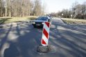 Gedimas: ilgąjį savaitgalį Liepojos gatve automobiliai saugiai judėjo tik viena eismo juosta, kitoje išmuštą šulinio dangtį saugojo nukreipiamasis kelio ženklas.