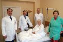 Pirmosios dvi operuotos pacientės Sigita (pirma iš dešinės) ir Regina Stefanija, prieš išvykdamos namo, įsiamžino su gydytojais.