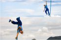 Danguje: Kaune pasirodymo „Blue Tenace“ metu akrobatė F. Austry pasirodys 6 m aukštyje.