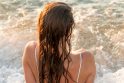 Iššūkis: nuo saulės ir dažnų maudynių kenčia plaukai, todėl labai svarbu pasirūpinti tinkamu jų drėkinimu ir apsauga nuo UV spindulių.