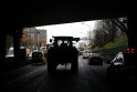 Prancūzijoje ūkininkai traktoriais blokavo eismą