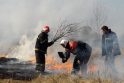 Pavojai: kasmet pavasarį ugniagesiai turi labai daug vargo dėl degančių pievų, kartais tokie gaisrai gesinami keliolika valandų.