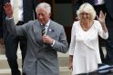 Princas Charles su žmona Camilla aplankė neseniai gimusį savo vaikaitį