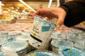 Pieno karas: pirkėjai graibsto pigesnį jogurtą