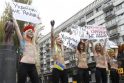 Ukrainos feministės nusimetė liemenėles, protestuodamos prieš Putino vizitą