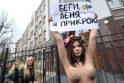 &quot;Femen&quot; aktyvistė nuoga krūtine stojo ginti buvusio prezidento