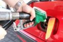 Naftos ir degalų kainos toliau mažėja