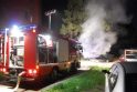 Naktį Vilniuje liepsnos suniokojo du automobilius