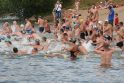 Plaukikai skrodė    Lampėdžių   ežerą   