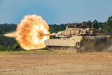 JAV spartina tankų „Abrams“ pristatymą Ukrainai