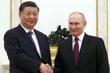 Xi Jinpingas sako pakvietęs V. Putiną į Kiniją