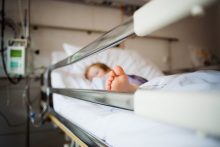 Ant berniuko užkrito skardos lankstymo staklės: vaikas gydomas Kauno ligoninėje
