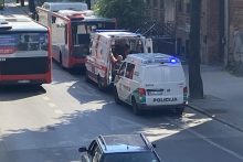 Nelaimė Kauno centre: autobusui stabdant moteris griuvo, jai prakirsta galva