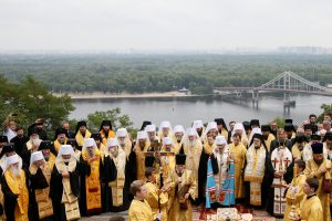 Ukrainoje tūkstančiai žmonių paminėjo šalies krikštą per Maskvos remiamą procesiją