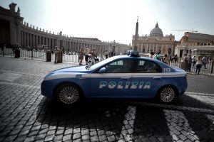 Policija: prekeiviai žmonėmis prabangiais automobiliais nelegaliai vežė kinus migrantus į Italiją